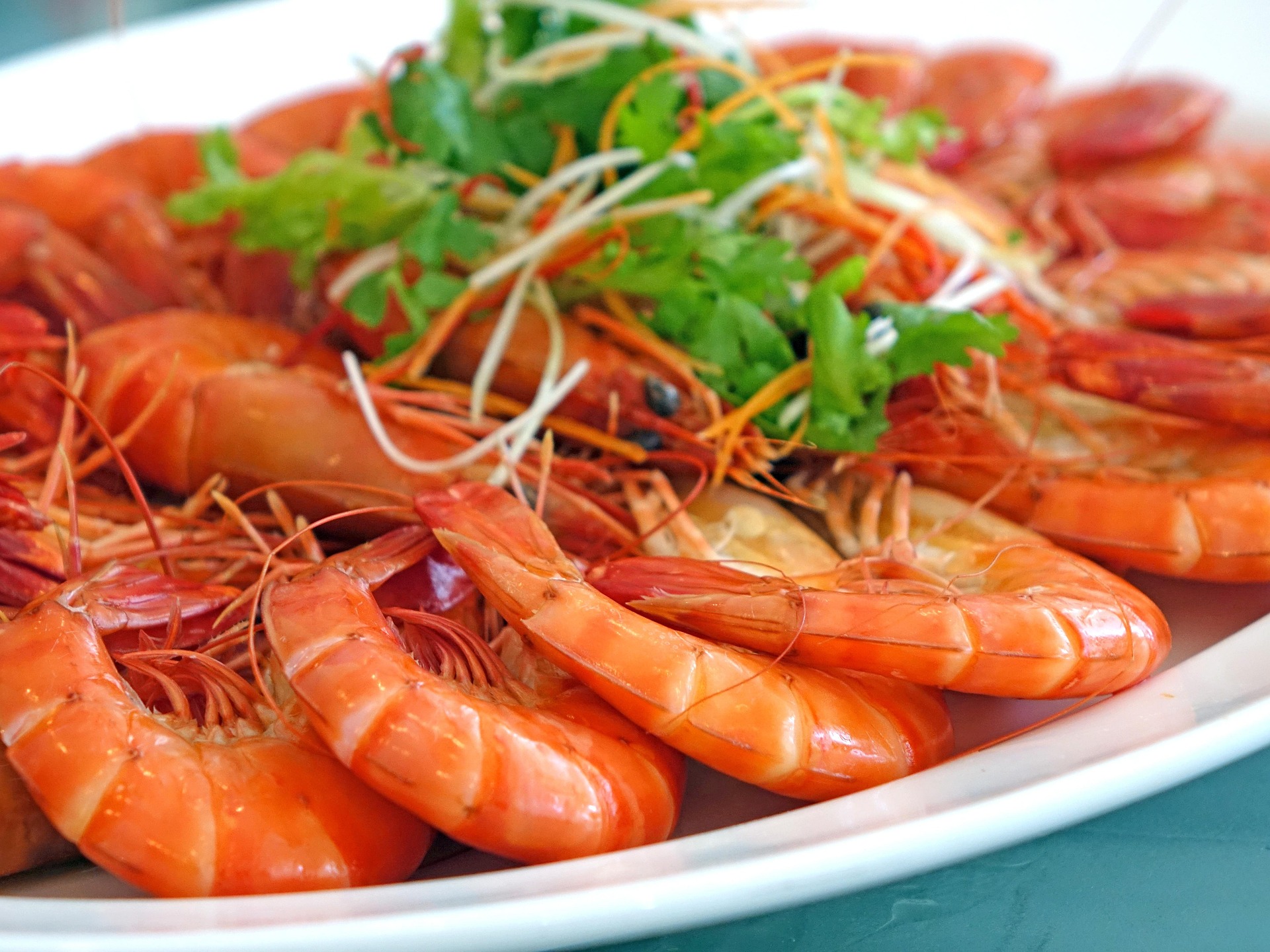 Langostinos Salteados con Alcachofas y Vinagreta de Cebollino