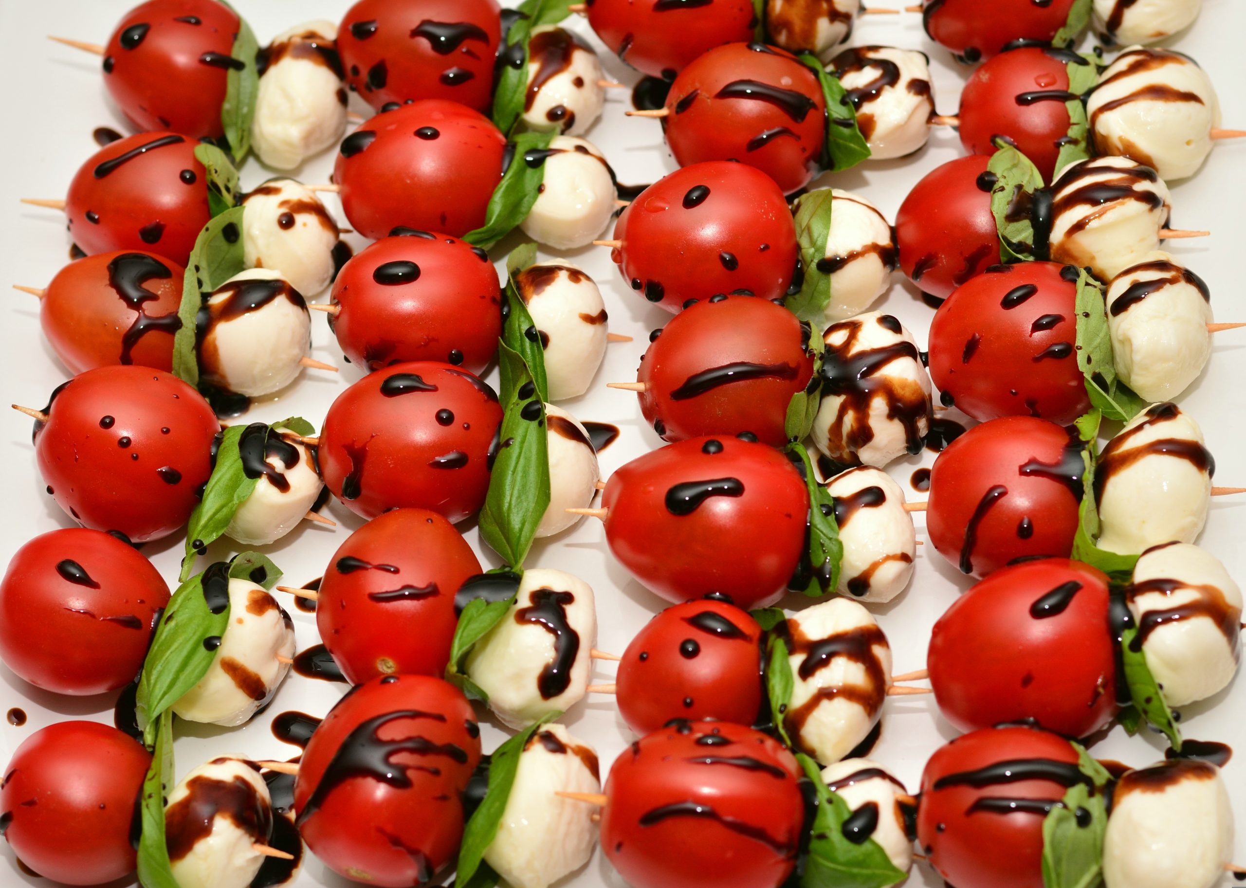   Brocheta de tomate y albahaca